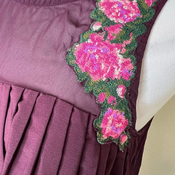 American Eagle Top SMALL Burgundy Sleeveless Embroidered Floral Pleated Sheer - Picture 3 of 6
